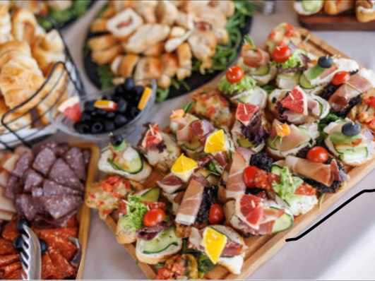 Assortiment coloré de bouchées pour cocktail